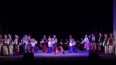 Dnipro, Ukrayna - 5 Aralık 2019: Folklor Topluluğu Slavutych üyeleri tarafından gerçekleştirilen Ukrayna halkının ulusal gelenekleri, gelenekleri ve törenleri.