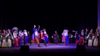 Dnipro, Ukrayna - 5 Aralık 2019: Folklor Topluluğu Slavutych üyeleri tarafından gerçekleştirilen Ukrayna halkının ulusal gelenekleri, gelenekleri ve törenleri.