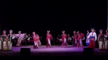 Dnipro, Ukrayna - 5 Aralık 2019: Folklor Topluluğu Slavutych üyeleri tarafından gerçekleştirilen Ukrayna halkının ulusal gelenekleri, gelenekleri ve törenleri.