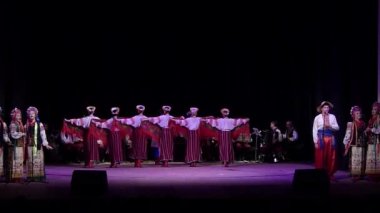 Dnipro, Ukrayna - 5 Aralık 2019: Folklor Topluluğu Slavutych üyeleri tarafından gerçekleştirilen Ukrayna halkının ulusal gelenekleri, gelenekleri ve törenleri.