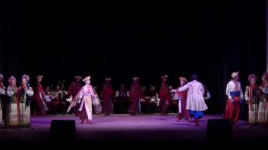 Dnipro, Ukrayna - 5 Aralık 2019: Folklor Topluluğu Slavutych üyeleri tarafından gerçekleştirilen Ukrayna halkının ulusal gelenekleri, gelenekleri ve törenleri.