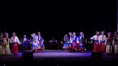 Dnipro, Ukrayna - 5 Aralık 2019: Folklor Topluluğu Slavutych üyeleri tarafından gerçekleştirilen Ukrayna halkının ulusal gelenekleri, gelenekleri ve törenleri.
