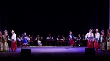 Dnipro, Ukrayna - 5 Aralık 2019: Folklor Topluluğu Slavutych üyeleri tarafından gerçekleştirilen Ukrayna halkının ulusal gelenekleri, gelenekleri ve törenleri.