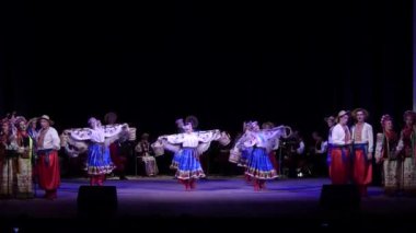 Dnipro, Ukrayna - 5 Aralık 2019: Folklor Topluluğu Slavutych üyeleri tarafından gerçekleştirilen Ukrayna halkının ulusal gelenekleri, gelenekleri ve törenleri.
