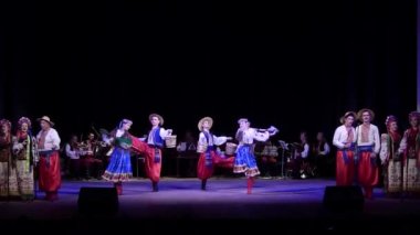 Dnipro, Ukrayna - 5 Aralık 2019: Folklor Topluluğu Slavutych üyeleri tarafından gerçekleştirilen Ukrayna halkının ulusal gelenekleri, gelenekleri ve törenleri.