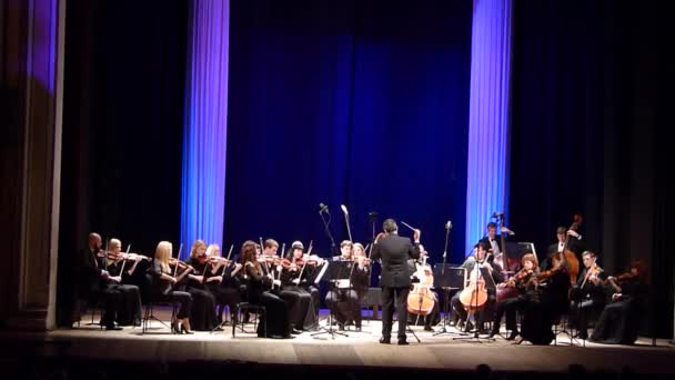 ウクライナのドニプロ 2019年12月16日 フォーシーズンズチェンバーオーケストラ メイン指揮者ドミトリー ログヴィンが国立演劇劇場でモーリス ラヴェルの音楽を演奏 — ストック動画