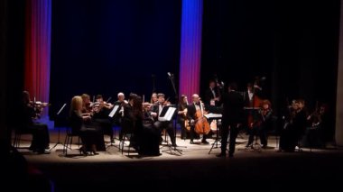 Dnipro, Ukrayna - 16 Aralık 2019: Four Seasons Chamber Orchestra - ana orkestra şefi Dmitry Logvin, Devlet Tiyatrosu 'nda Nino Rota' nın şarkısını seslendirdi..