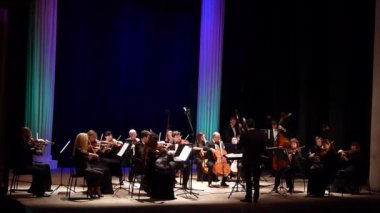 Dnipro, Ukrayna - 16 Aralık 2019: Four Seasons Chamber Orchestra - ana orkestra şefi Dmitry Logvin, Devlet Tiyatrosu 'nda Nino Rota' nın şarkısını seslendirdi..