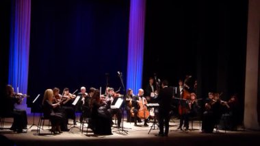 Dnipro, Ukrayna - 16 Aralık 2019: Four Seasons Chamber Orchestra - ana orkestra şefi Dmitry Logvin Devlet Tiyatrosu 'nda sahne aldı.