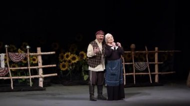 Dnipro, Ukrayna - 9 Şubat 2020: Dnipro Devlet Tiyatrosu üyeleri tarafından sahnelenen Yahudi yazar Şolom Aleichem 'in hikayelerine göre trajedikomedi 