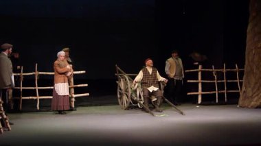 Dnipro, Ukrayna - 9 Şubat 2020: Dnipro Devlet Tiyatrosu üyeleri tarafından sahnelenen Yahudi yazar Şolom Aleichem 'in hikayelerine göre trajedikomedi 