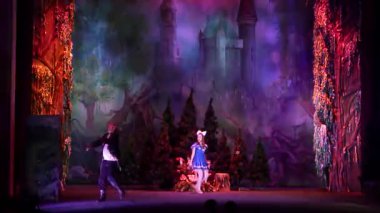 Dnipro, Ukrayna - 25 Aralık 2019: Dnipro Devlet Tiyatrosu ve Komedi Tiyatrosu üyeleri tarafından gerçekleştirilen Yeni Yıl Perisi.