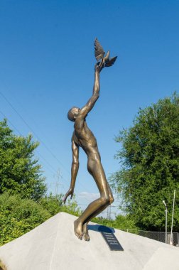 DNIPRO, UKRAINE - 24 JULE 2017: Enerji Caddesi ve Akademik Yangel Stree kavşağında Savaş Anıtı