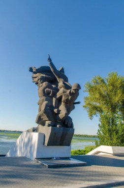 DNIPRO, UKRAINE - 31 Temmuz 2017: Naberazhna Zavodska Caddesi 'ndeki Savaş Anıtı Kompleksi.