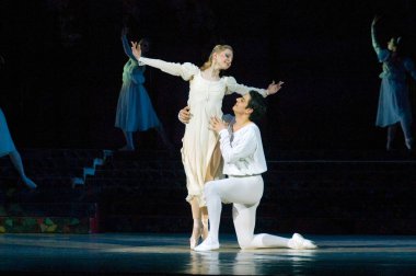 DNEPROPETROVSK, UKRAINE - 29 Nisan: Dnepropetrovsk Opera ve Bale Tiyatrosu üyeleri 