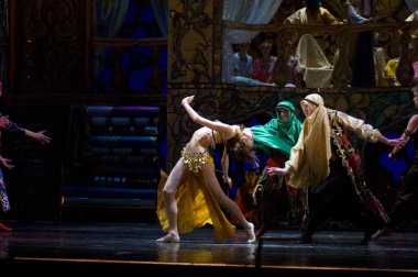 DNIPROPETROVSK, UKRAINE - 23 Ekim: Le Corsaire balesi Dnepropetrovsk Opera ve Bale Tiyatrosu tarafından 23 Ekim 2011 'de Dnipropetrovsk, Ukrayna' da sahnelendi..