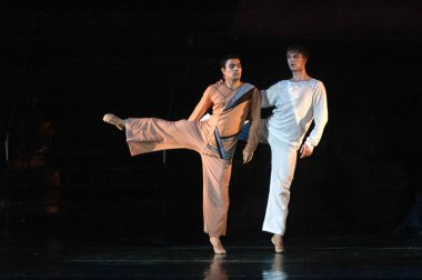 DNIPROPETROVSK, UKRAINE SEPTEMBER 25: Dnepropetrovsk Devlet Opera ve Bale Tiyatrosu üyeleri 25 Eylül 2012 'de Ukrayna' nın Dnipropetrovsk kentinde 