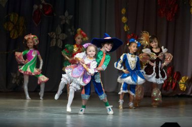 DNEPROPETROVSK, UKRAINE - 4 Haziran: Kimliği belirlenemeyen 6-9 yaşındaki çocuklar, 4 Haziran 2011 'de Dnepropetrovsk, Ukrayna' da 