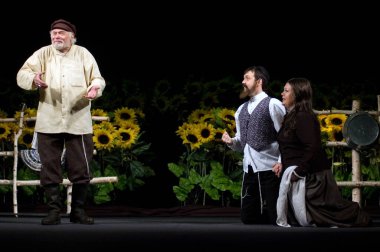 DNEPROPETROVSK, UKRAINE - NOVEMBER 28: Dnepropetrovsk Devlet Tiyatrosu üyeleri 28 Kasım 2009 'da Ukrayna' nın başkenti Dnepropetrovsk 'ta 