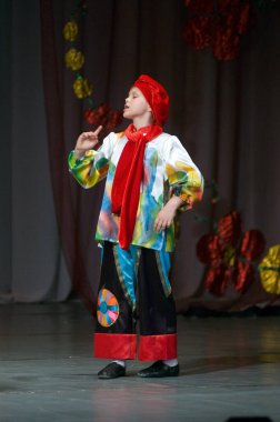 DNEPROPETROVSK, UKRAINE - 4 Haziran: Sergey Dmitriev, 8 yaşında, 4 Haziran 2011 'de Dnepropetrovsk, Ukrayna' da müzik gösterisi yapıyor. 