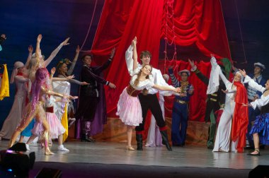 DNIPROPETROVSK, UKRAINE 17 ARALIK: 8 ve 14 yaşlarındaki kimliği belirsiz çocuklar, 17 Aralık 2011 'de Ukrayna' nın Dnipropetrovsk kentinde 