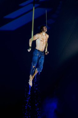 DNEPROPETROVSK, UKRAINE - 13 Eylül 2009 'da Ukrayna' nın Dnepropetrovsk kentinde düzenlenen Kobzov su gösterisi sırasında tanımlanamayan bir katılımcı sanatını sergiliyor.