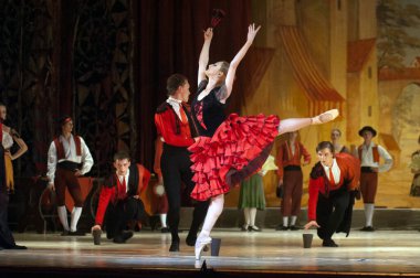 DNEPROPETROVSK, UKRAINE - 13 Haziran: Dnepropetrovsk Devlet Opera ve Bale Tiyatrosu üyeleri 13 Haziran 2012 'de Dnepropetrovsk, Ukrayna' da 