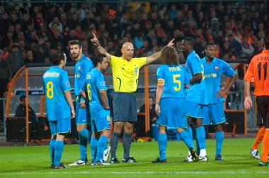 DONETSK, UKRAINE 1 EKİM: FC Barcelona oyuncuları hakem Durin ile tartışıyorlar
