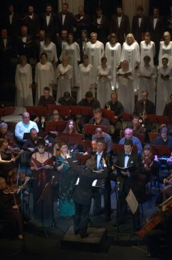 DNEPROPETROVSK, UKRAINE - 27 Mayıs: Koro DUMKA ve Senfoni Orkestrası - ana orkestra şefi Natalia Ponomarchuk, 27 Mayıs 2013 tarihinde Ukrayna 'nın Dnepropetrovsk kentinde Verdi' nin REQUIEM 'ini seslendirdi.