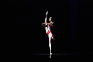 DNEPROPETROVSK, UKRAINE - 9 Haziran: Dnepropetrovsk Devlet Opera ve Bale Tiyatrosu üyeleri 9 Haziran 2011 'de Dnepropetrovsk, Ukrayna' da 