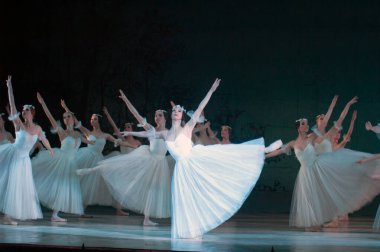 DNEPROPETROVSK, UKRAINE - 25 Mart: Dnepropetrovsk Devlet Opera ve Bale Tiyatrosu üyeleri 25 Mart 2012 'de Dnepropetrovsk, Ukrayna' da 