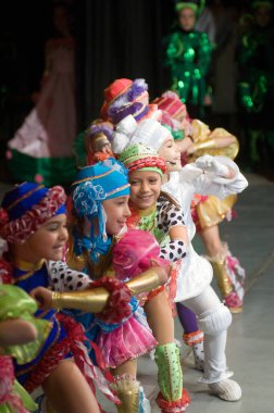 DNEPROPETROVSK, UKRAINE - 22 Mayıs: Kimliği belirlenemeyen 7-8 yaşındaki çocuklar, 22 Mayıs 2010 'da Ukrayna' nın Dnepropetrovsk kentinde 