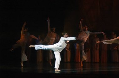 DNIPROPETROVSK, UKRAINE SEPTEMBER 25: Dnepropetrovsk Devlet Opera ve Bale Tiyatrosu üyeleri 25 Eylül 2012 'de Ukrayna' nın Dnipropetrovsk kentinde 