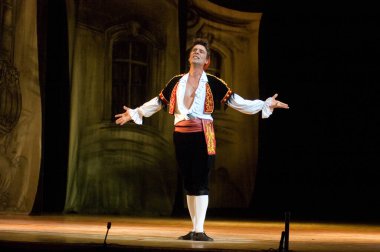 DNIPROPETROVSK, UKRAINE 25 HAZİRAN: Dnepropetrovsk Devlet Opera ve Bale Tiyatrosu üyeleri 25 Haziran 2011 'de Ukrayna' nın Dnipropetrovsk kentinde 