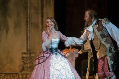 DNIPROPETROVSK, UKRAINE 25 HAZİRAN: Dnepropetrovsk Devlet Opera ve Bale Tiyatrosu üyeleri 25 Haziran 2011 'de Ukrayna' nın Dnipropetrovsk kentinde 