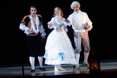 DNIPROPETROVSK, UKRAINE 25 HAZİRAN: Dnepropetrovsk Devlet Opera ve Bale Tiyatrosu üyeleri 25 Haziran 2011 'de Ukrayna' nın Dnipropetrovsk kentinde 