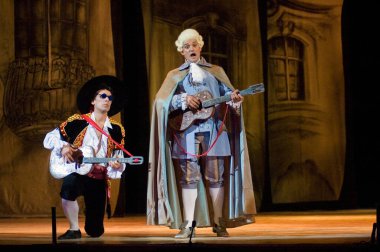 DNIPROPETROVSK, UKRAINE 25 HAZİRAN: Dnepropetrovsk Devlet Opera ve Bale Tiyatrosu üyeleri 25 Haziran 2011 'de Ukrayna' nın Dnipropetrovsk kentinde 