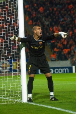 DONETSK, UKRAINE OCTOBER 1: Barcelona 'dan Victor Valdes 1 Ekim 2008 tarihinde Ukrayna' nın Donetsk kentinde FC Shakhtar ve FC Barcelona arasında oynanan Şampiyonlar Ligi karşılaşmasında