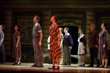 DNEPROPETROVSK, UKRAINE - 12 Mayıs: Dnepropetrovsk Devlet Opera ve Bale Tiyatrosu üyeleri 12 Mayıs 2011 'de Dnepropetrovsk, Ukrayna' da 