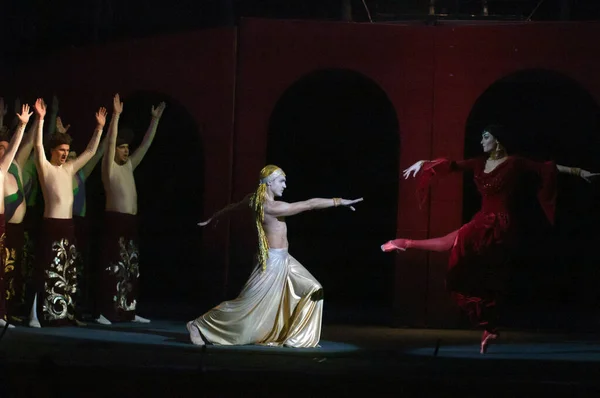 Dnepropetrovsk Ukraine Listopad Członkowie Państwowego Teatru Opery Baletu Dniepropietrowsku Wykonują — Zdjęcie stockowe