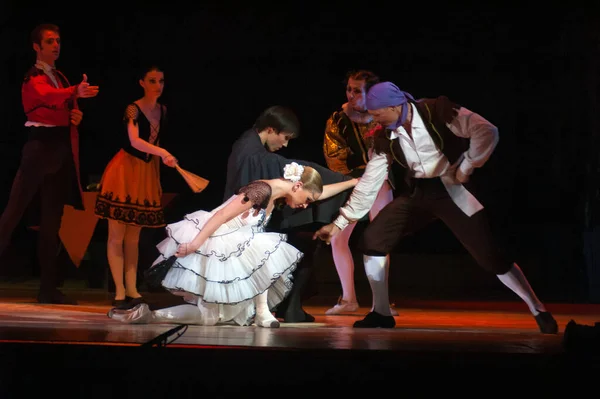 Dnepropetrovsk Ukraine Czerwiec Członkowie Dniepropietrowskiego Teatru Opery Baletu Wykonują Don — Zdjęcie stockowe