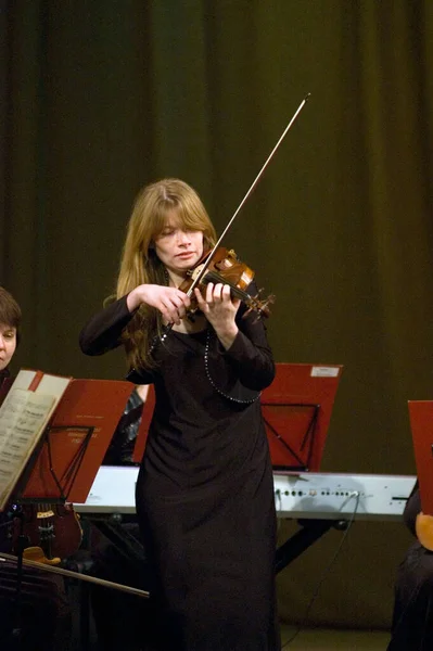 Dnipropetrovsk Ukraine February Violinist Bohdana Pivnenko Symphonic Orchestra 主要指挥Natalia Ponomarchuk于2008年2月2日在乌克兰第聂伯罗彼得罗夫斯克表演了Antonio — 图库照片