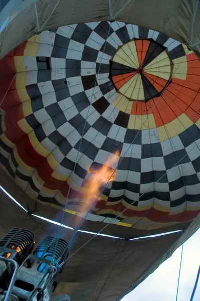 Bunter Heißluftballon Mit Heller Brennender Flamme — Stockfoto