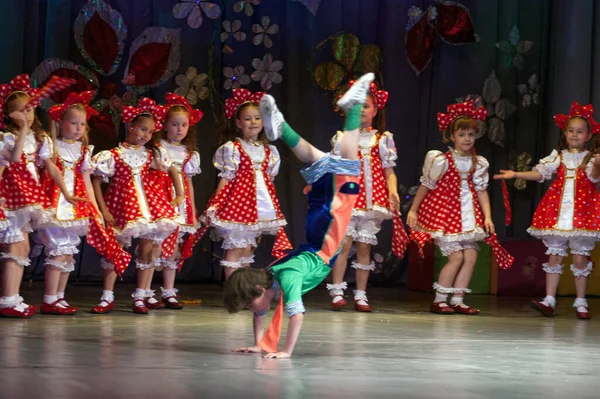 Днепропетровск Украина Июня 2011 Года Неопознанные Дети Возрасте Лет Исполняют — стоковое фото