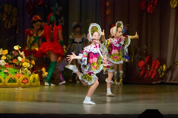 Dnepropetrovsk Ukraine June Unidentified Children Years Perform Musical Spectacle Neznaika — 图库照片