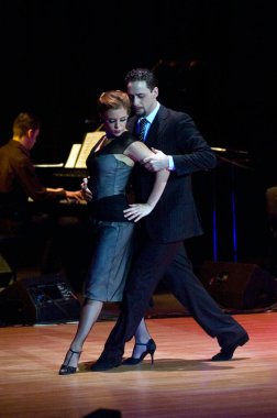 DNEPROPETROVSK, UKRAINE - 26 Mart 2011 'de Arjantin' in Dnepropetrovsk, Ukrayna 'da gerçekleştirilen Stars of Arjantin Tango gösterisinde dansçılar Gimena Aramburu ve Juan Fossati (Arjantin).