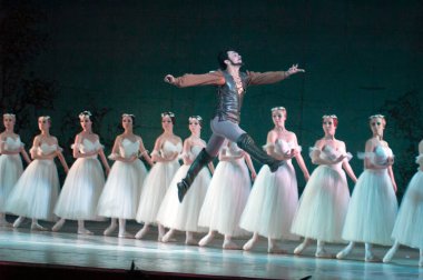 DNEPROPETROVSK, UKRAINE - 25 Mart: Dnepropetrovsk Devlet Opera ve Bale Tiyatrosu üyeleri 25 Mart 2012 'de Dnepropetrovsk, Ukrayna' da 