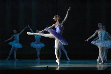 DNEPROPETROVSK, UKRAINE - 13 Haziran: Dnepropetrovsk Devlet Opera ve Bale Tiyatrosu üyeleri 13 Haziran 2012 'de Dnepropetrovsk, Ukrayna' da 