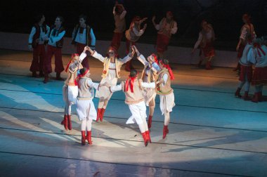 DNEPROPETROVSK, UKRAINE - 13 Ocakta Ukrayna 'nın Dnepropetrovsk şehrinde 13 Ocak 2012' de Dnepropetrovsk Opera ve Bale Tiyatrosu tarafından sahnelenen Noel balesinden bir gece önce 