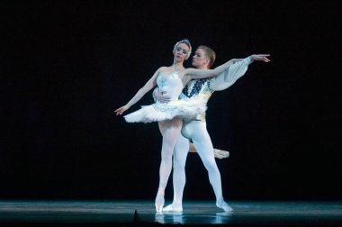 DNIPROPETROVSK, UKRAINE - 23 Nisan: Kuğu Gölü balesi Dnepropetrovsk Opera ve Bale Tiyatrosu tarafından 23 Nisan 2011 'de Dnipropetrovsk, Ukrayna' da sahnelendi.